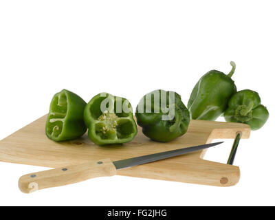 Ortaggi ; capsicum con tagliere e coltello su sfondo bianco Foto Stock