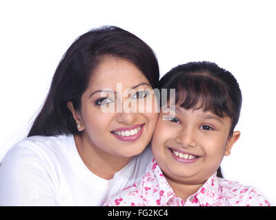 La religione sikh lady e la figlia vicino a ogni altro signor#702Z;702X Foto Stock