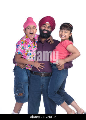 Padre Sikh il trasporto di bambini in armi signor#702X;702Y;779A Foto Stock