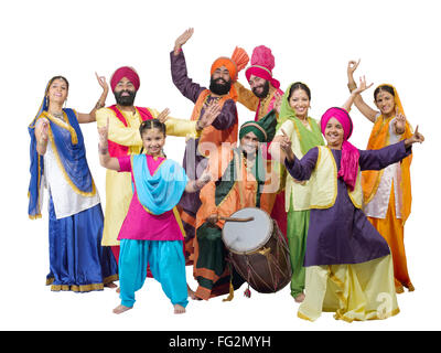 Ballerini con famiglia sikh eseguendo il ballo folk bhangra signor#702X;702Y;702Z;779a;779D;779c;779b;779E;779F Foto Stock