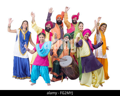 Ballerini con famiglia sikh eseguendo il ballo folk bhangra signor#702X;702Y;702Z;779a;779D;779c;779b;779E;779F Foto Stock