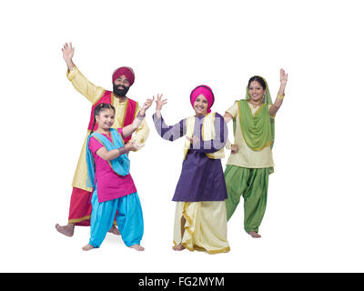 Famiglia Sikh eseguendo il ballo folk bhangra signor#702X;702Y;702Z;779A Foto Stock