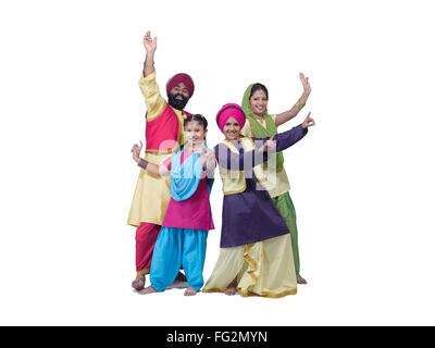 Famiglia Sikh eseguendo il ballo folk bhangra signor#702X;702Y;702Z;779A Foto Stock