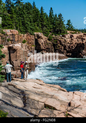 Due donne asiatiche sulle rocce nel Parco Nazionale di Acadia vicino a Bar Harbor, Maine Foto Stock