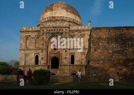 Bara Gumbad è un antico monumento costruito nel 1490 a Delhi, durante la dinastia di Lodi, probabilmente da Sikandar Lodi. Foto Stock