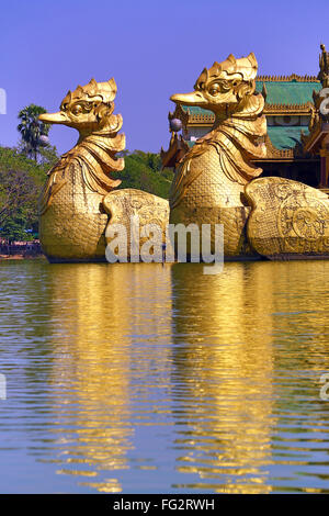 Palazzo Karaweik ristorante galleggiante, Kandawgyi Lake, costruito nella forma di un Royal Barge, Yangon, Myanmar Foto Stock