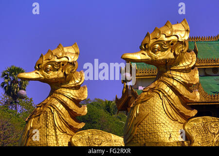 Palazzo Karaweik ristorante galleggiante, Kandawgyi Lake, costruito nella forma di un Royal Barge, Yangon, Myanmar Foto Stock