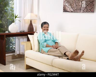 Old Lady rilassante sul divano signor#702S Foto Stock