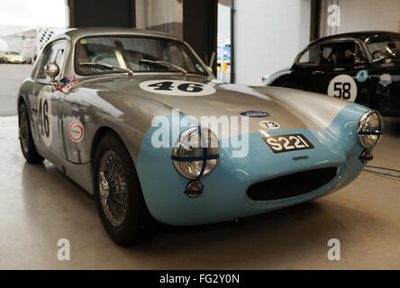 Una Austin Healey Sebring Sprite, (Pre 63 GT Auto), in garage a livello nazionale Pitts, durante la Silverstone Cassic 2015 Foto Stock