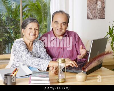 Computer portatile per coppie anziane, donna anziana, moglie senior, MR 702T, 702S Foto Stock