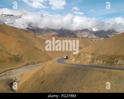 Carrello su srinagar leh autostrada ; Ladakh ; Jammu e Kashmir ; India Foto Stock