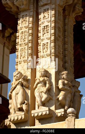 Statue scolpite sul pilastro a Jagat Shiromani tempio , Jaipur , Rajasthan , India , Asia Foto Stock