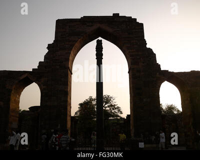 Qutub Minar e colonna di ferro ; Delhi ; India Foto Stock