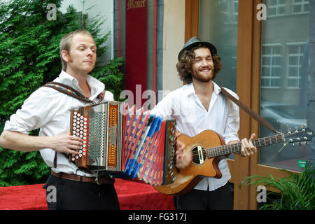 Cantanti di musica folk al di fuori di un ristorante di Berlino Foto Stock