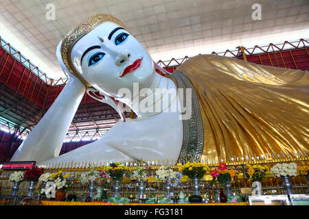 Chauk Htat Gyi Pagoda e il Buddha reclinato statua, Yangon, Myanmar Foto Stock