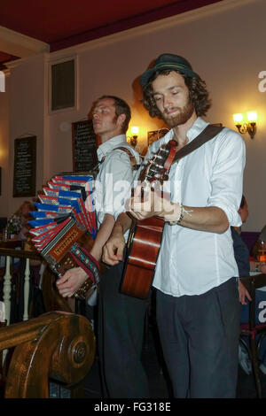 Cantanti di musica folk in un ristorante di Berlino Foto Stock