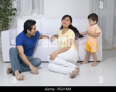 Baby tirando i suoi capelli madre ; signor#779L ; signor#779M ; signor#779O Foto Stock