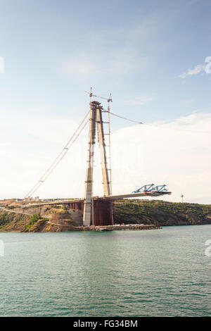 Yavuz Sultan Selim Bridge, il terzo ponte sul Bosforo, in costruzione giugno 2015, Istanbul, Turchia Foto Stock