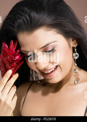 South Asian donna indiana azienda fiore di zenzero e sorridente signor # 702 Foto Stock