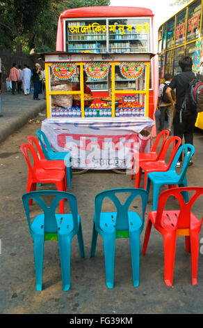Le sedie per sedersi fuori strada stallo alimentari vicino al Museo Nazionale ; Dhaka ; Bangladesh Foto Stock