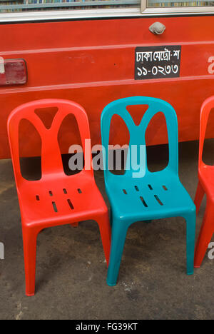 Le sedie per sedersi fuori strada stallo alimentari vicino al Museo Nazionale ; Dhaka ; Bangladesh Foto Stock