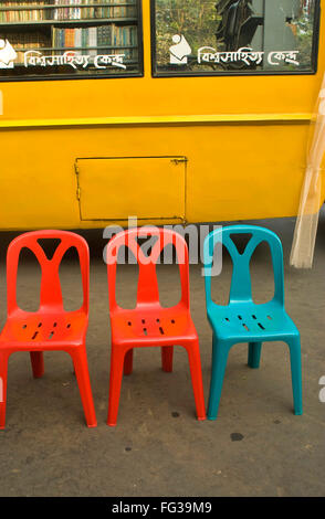 Le sedie per sedersi fuori strada stallo alimentari vicino al Museo Nazionale ; Dhaka ; Bangladesh Foto Stock