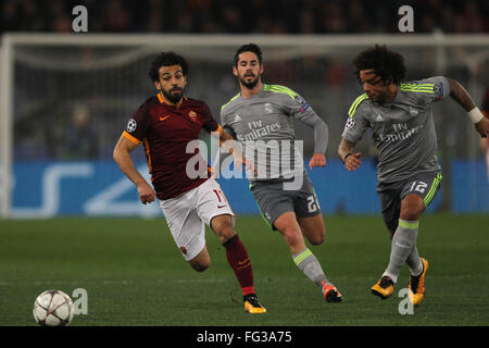 Roma, Italia. 17 Febbraio, 2016. Salah e Marcelo in azione durante fotball match di UEFA Champions League 2015/2016 ultimo-16 tra a.s. Roma vs Real Madrid presso lo Stadio Olimpico su Februry 17, 2016 in Roma. Credito: marco iacobucci/Alamy Live News Foto Stock