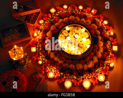 Diyas diya lampada ad olio e fiori disposizione per Diwali festival di luci India indiano Foto Stock