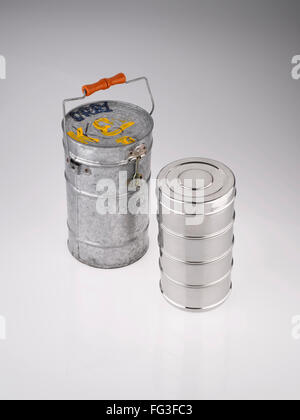 Tiffin box, pranzo al sacco, tiffin box in acciaio inox, pranzo al sacco in acciaio inox, sfondo bianco Foto Stock