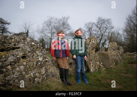 Le famiglie in attesa di eclisse solare totale di Sunrise, visto a Rollright Stones, vicino Chippng Norton, Oxfordshire, Regno Unito Foto Stock