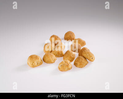 Biscotto di Jeera, puff di Jeera, spuntino di Jeera, biscotto di Caraway, puff di Caraway, Spuntino di cumino, biscotto al burro, biscotto di khari, fondo bianco Foto Stock