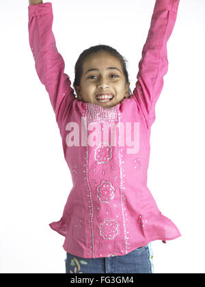 South Asian ragazza indiana jumping con gioia nella scuola materna MR Foto Stock