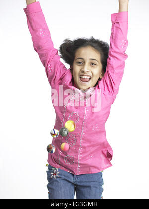 South Asian ragazza indiana jumping con gioia nella scuola materna MR Foto Stock