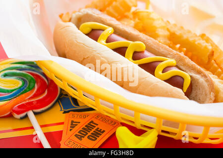 Hot Dog con patatine fritte nel cestello Foto Stock