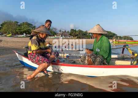 Fisherman nella loro barca presso la spiaggia di Sanur, Bali, Indonesia Foto Stock