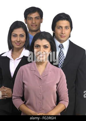 South Asian esecutivo indiano di uomini e donne in piedi in stile MR Foto Stock