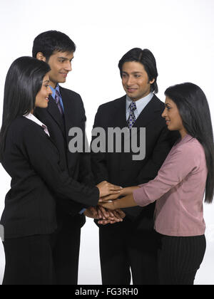 South Asian esecutivo indiano di uomini e donne di mettere le mani insieme MR Foto Stock