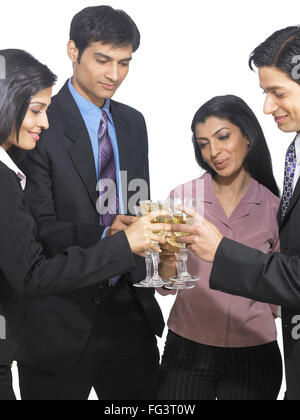 South Asian esecutivo indiano di uomini e donne come tostare il bicchiere da vino MR Foto Stock
