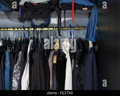 I vestiti in armadio Foto Stock