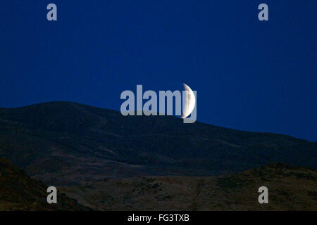 Lunar Eclipse in aumento nel cielo notturno al di sopra di Boise, Idaho, Stati Uniti d'America. Foto Stock