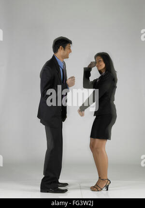 South Asian Indian executive l uomo e la donna dancing MR Foto Stock