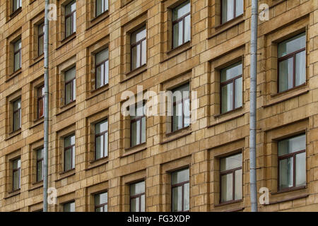 Molte finestre in fila sulla facciata di urban apartment building in San Pietroburgo, Russia Foto Stock