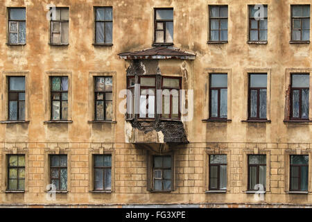 Molte finestre in fila e baia finestra sulla facciata di urban apartment building vista frontale, San Pietroburgo, Russia Foto Stock