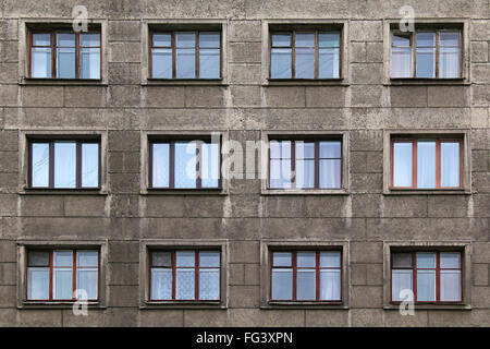Molte finestre in fila sulla facciata di urban apartment building vista frontale, San Pietroburgo, Russia Foto Stock