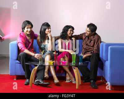 South Asian Indian uomini e donne celebrare la festa MR Foto Stock