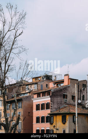 Case colorate in Via Giulia a Roma, Italia, sotto un nuvoloso cielo d'inverno. Foto Stock