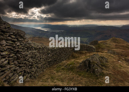 Scendendo il Fairfield Horseshoe da Hart rupe alta e luccio, guardando verso Windermere, Lake District, REGNO UNITO Foto Stock