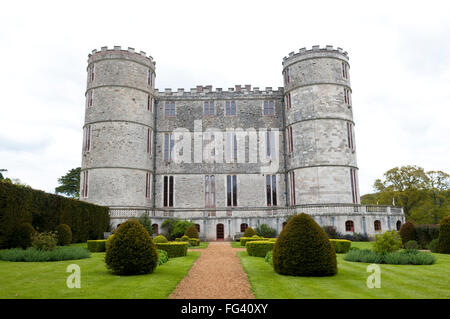 Il XVII secolo Lulworth Castle nel Dorset, England, Regno Unito, costruito originariamente come residenza di caccia Foto Stock