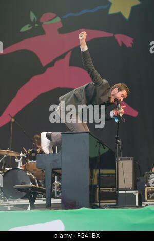 I redattori di eseguire sulla fase della piramide al Glastonbury Festival 2008, Somerset, Inghilterra, Regno Unito. Foto Stock