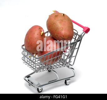 Un supermercato in miniatura carrello della spesa con le patate rosse all'interno Foto Stock